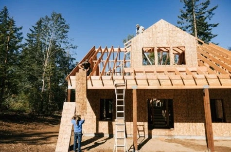 Construcción de vivienda unifamiliar con estructura de vigas de madera y paneles OSB en Barcelona