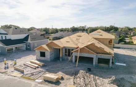 Construcción de vivienda unifamiliar con estructura de madera en el tejado y muros de hormigón en Barcelona