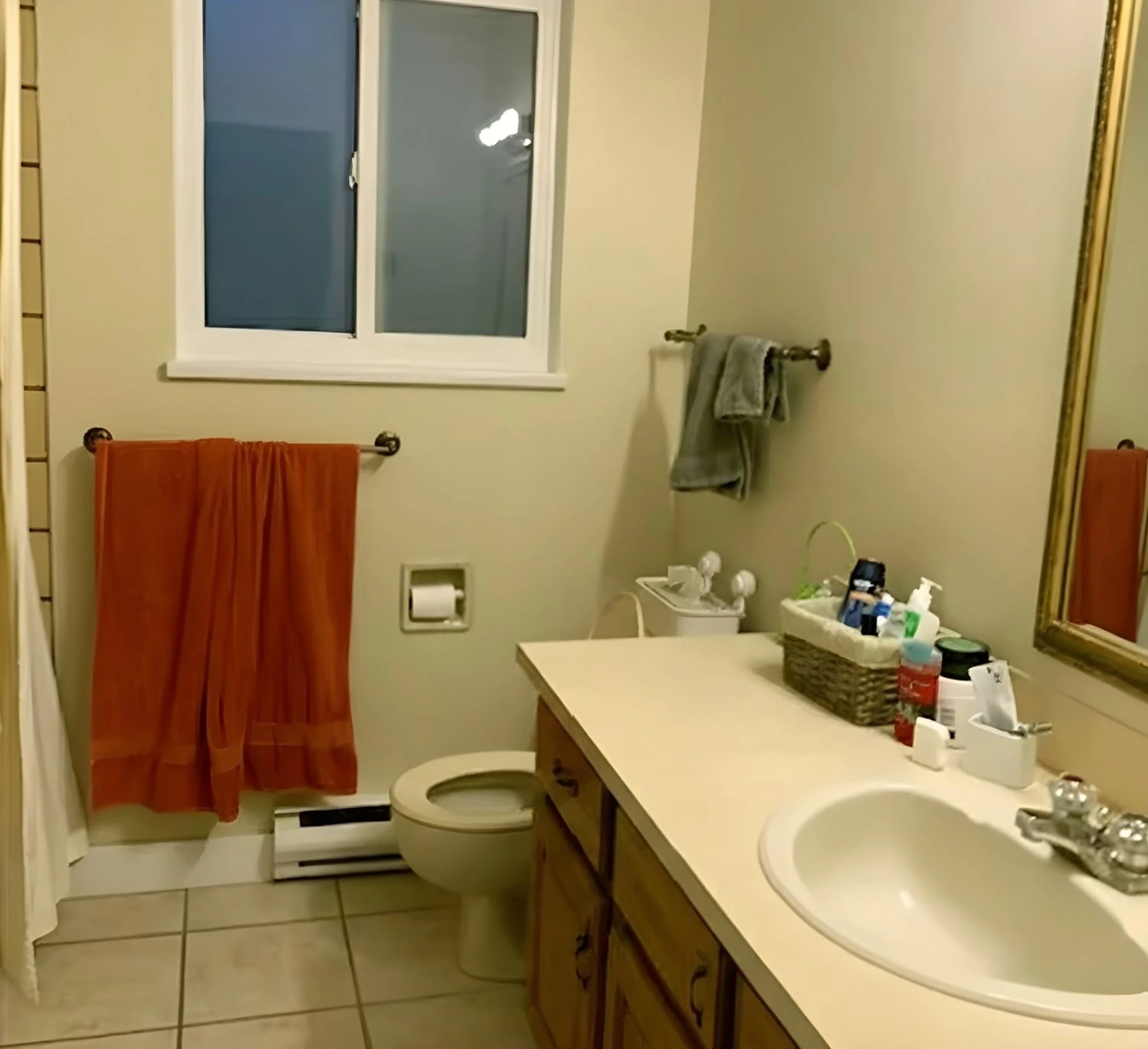 Reforma baño con mueble de madera, encimera blanca y lavabo encastrado en Barcelona