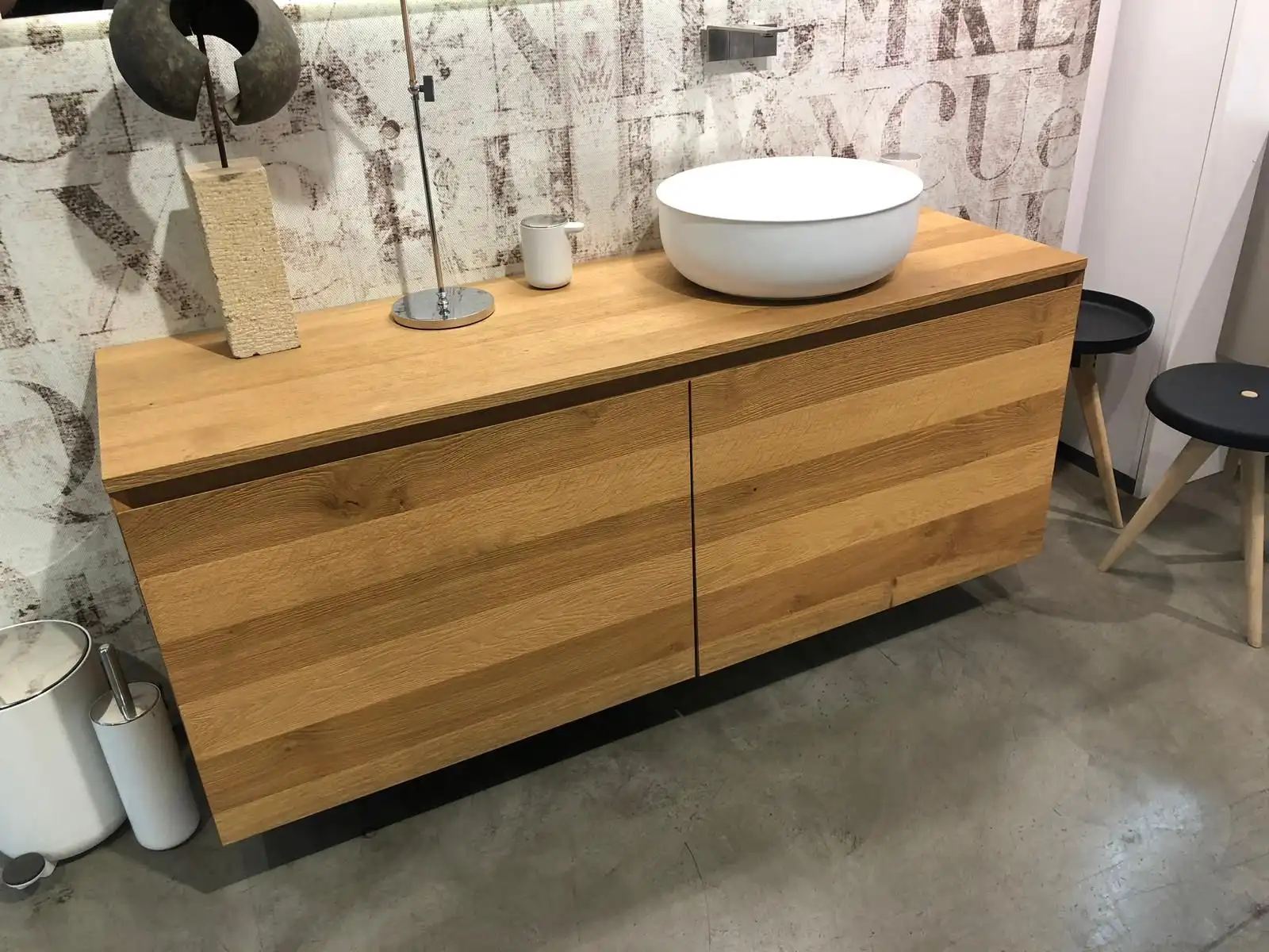 Reforma baño con mueble de madera suspendido y lavabo de sobreponer blanco en Barcelona